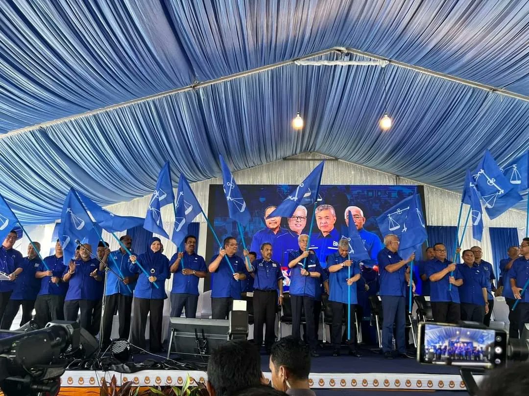 AnanthanSoma's tweet photo. Majlis Pelancaran Gerak Kerja Pilihanraya BN Negeri Kedah Sempana PRU-15 di Dataran Serdang, Pekan Serdang, Kedah.
#DrSAnanthan #TYTTSV #DSIS #MIC #Kedah #PRU15 #KeluargaMalaysia
#BarisanNasional
#KestabilanDanKemakmuran https://t.co/Ku6CNUQu95