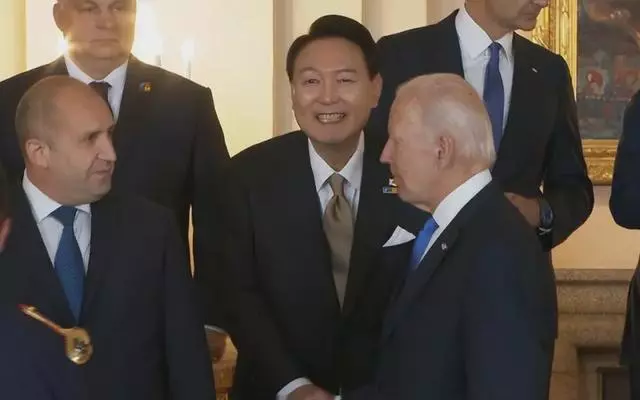 sabridrg's tweet photo. 谁制度主权，尊严，自主，一目了然。一国之君奴颜婢膝，人民这只有被美军在自己国家强奸而不受自己审判的命。你你的好奇跑不出殖犬的脑子里。
PS：狗狗你怎么指望它抬头呢？ https://t.co/EG3xLGVJEr