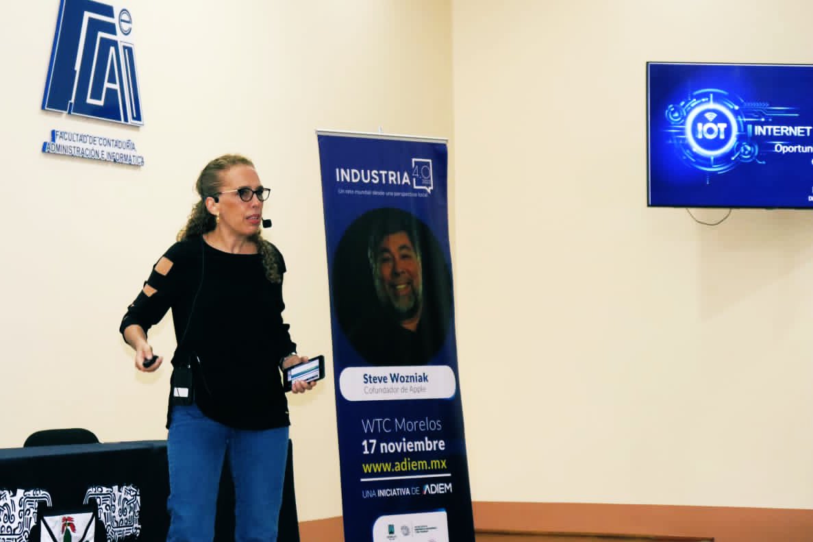 MACADEMYMOR's tweet photo. Durante mi plática #IOT en @uaem #FCAeI Facultad de Informática, tuve el gusto de promover el evento Industria 4.0, speaker de 1ra @stevewoz, @adiem produciendo eventos de talla internacional en Morelos -17 Nov-Boletos https://t.co/7Km239f1m0 #transformaciondigital @DPS_Macademy https://t.co/NequN4yHda