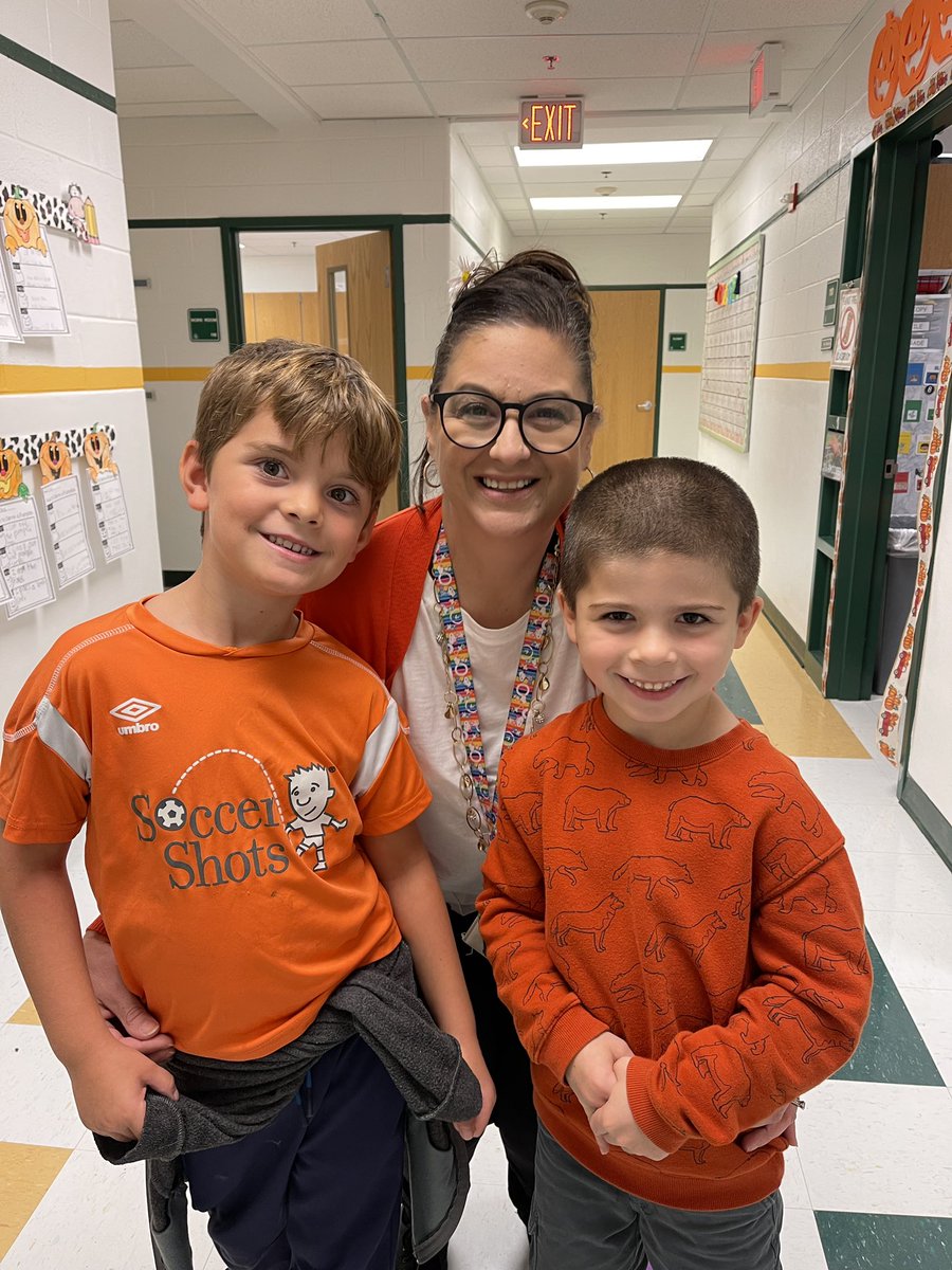 RockledgePWCS's tweet photo. Rockledge was filled with orange today for Unity Day! We are united for kindness, acceptance, and inclusion and believe no child should ever experience bullying. #WeAreRockledge @nikkikahara @MrsEverettRKES https://t.co/P3pXAPCyRB