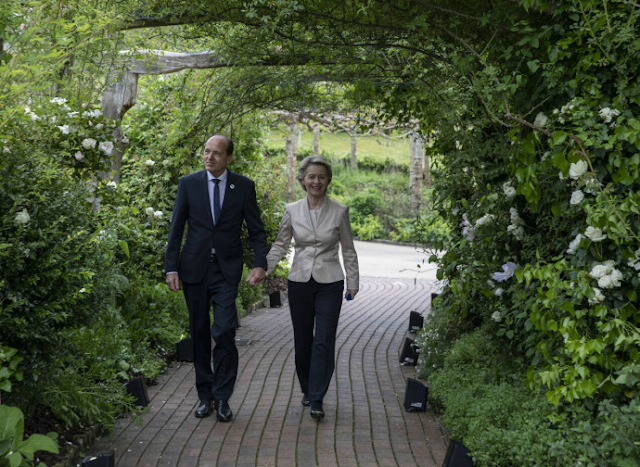 viaggrego's tweet photo. «#VonderLeyen spieghi i #Fondi #Pnrr all' #Azienda del #Marito»...piano piano i #Conflitti di #Interesse stanno uscendo #fuori...e si #capiscono tante cose! https://t.co/qhlDLD3XuC https://t.co/jJZowXDlk8
