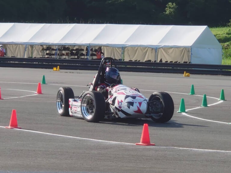 スマートモビリティ科の2年生は、学生フォーミュラ日本大会に参加してきました🏎
チーム結成時に掲げた目標であるエンデュランス（耐久競技）完走と総合40位以内を達成することができ、学生達の努力が実を結び、充実した大会となりました🥳✨