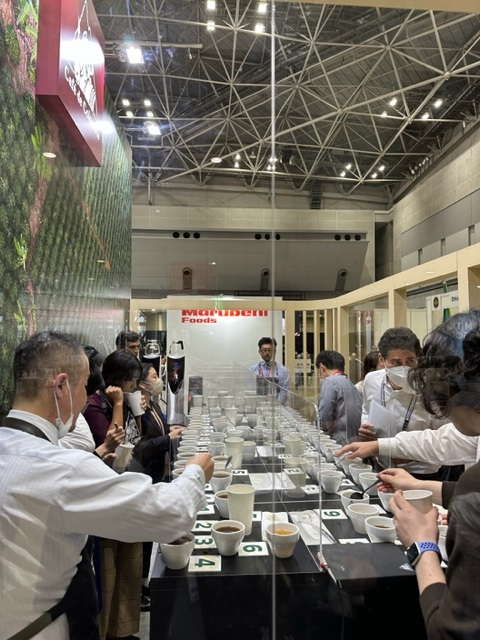 Apoyamos a nuestros empresarios de café sostenible y cultivado en territorios de paz, en varias catas para degustar el aroma y diversidad de las regiones de Colombia.