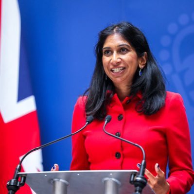 FaktaSepakbola's tweet photo. Menteri Dalam Negeri Britania Raya, Suella Braverman, mundur dari jabatannya usai insiden salah kirim email. Dia mengirimkan email urusan kenegaraan menggunakan email pribadi.

"Saya telah melakukan kesalahan; Saya bertanggung jawab; Saya mundur,"

Bertanggung Jawab!🙏🫡 https://t.co/40XW0XGifK