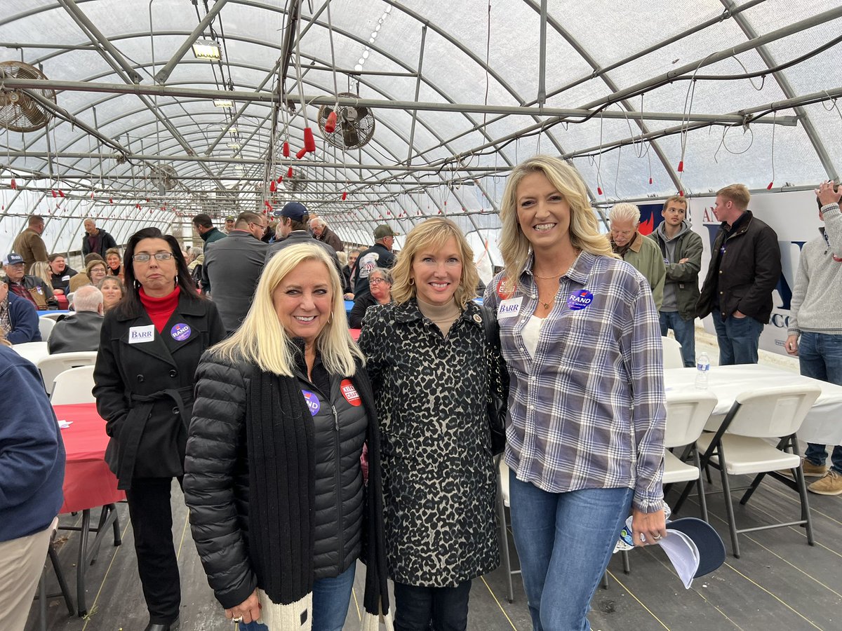 staton_sandy's tweet photo. Enjoyed the Garrard County Republican Party Fish Fry! @RogerSchott @RandPaul @JShellKY https://t.co/vYCNaw3U28