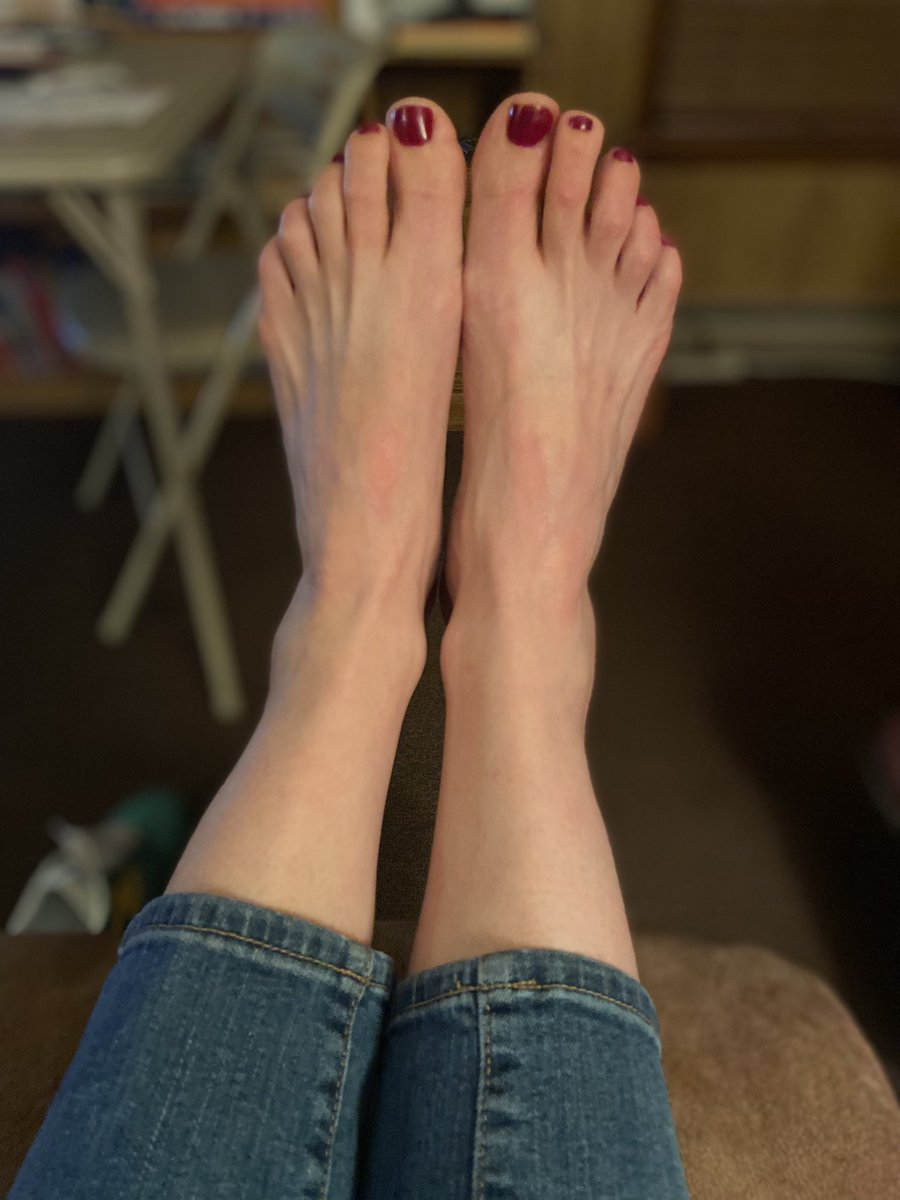 FeetFavors's tweet photo. Happy Hump Day to my foot fetish friends! #FOOTFETİSH #feetfinder #footlove #sexyfeet https://t.co/3dodZpFCIG