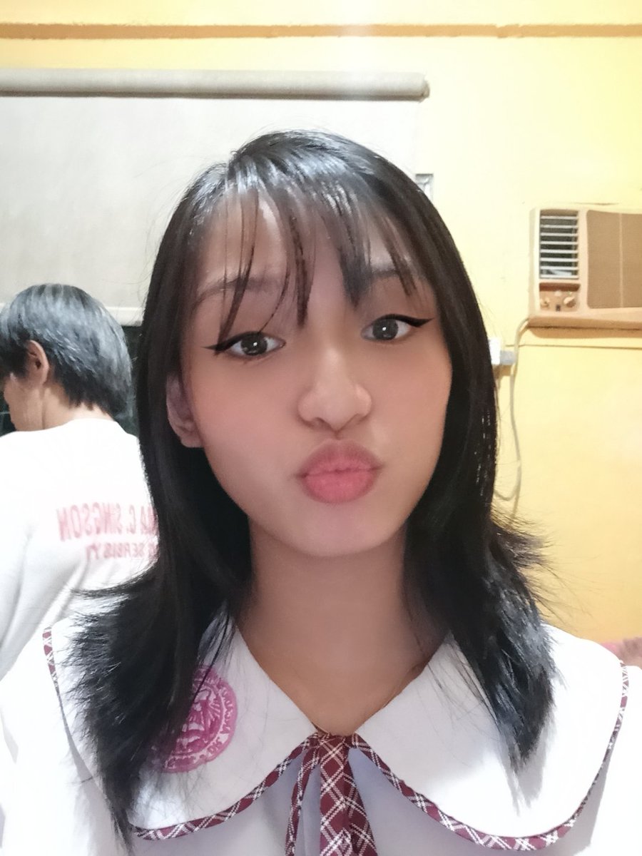 ClopinoAnn's tweet photo. She's checking kung ano magiging ichura nya sa ID pic nya!
#bangsforlife https://t.co/KswOsUD3m6