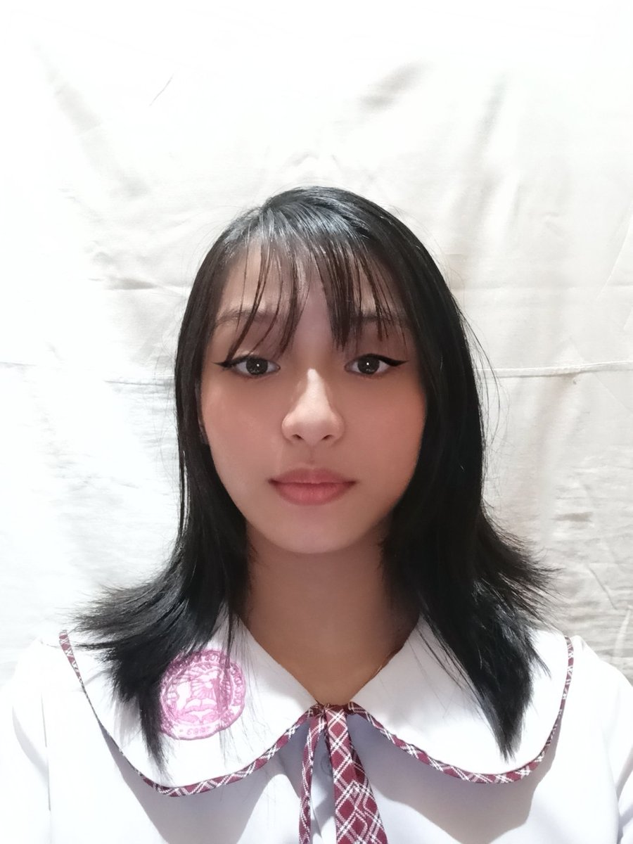ClopinoAnn's tweet photo. She's checking kung ano magiging ichura nya sa ID pic nya!
#bangsforlife https://t.co/KswOsUD3m6