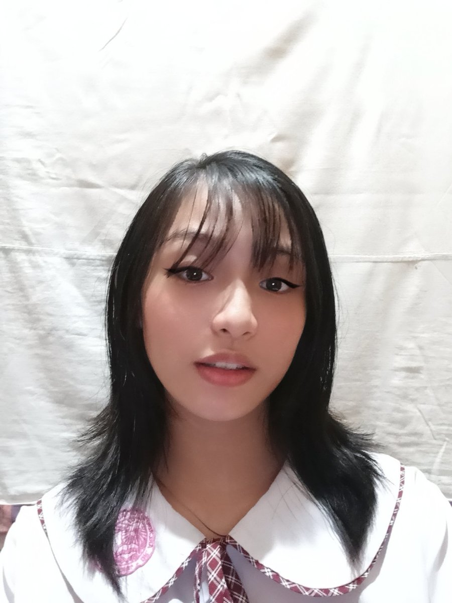 ClopinoAnn's tweet photo. She's checking kung ano magiging ichura nya sa ID pic nya!
#bangsforlife https://t.co/KswOsUD3m6