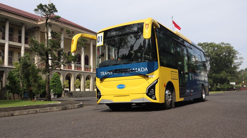 SardjiminF's tweet photo. Bis baru khusus ke Malioboro &amp; Prambanan yah jga ke Keraton ngayogyakarta hadiningrat.. 😂😂, yg khusus kampus2 nanti mahasiswa pake bus listrik ya, ke depan jogja beralih listrik. @ayonaikbiscom @RoyDjayiman @RMursit8 @Alfianwisnu087 @UGMYogyakarta @jokowi @ganjarpranowo 😁😁 https://t.co/c6NjSwIstj