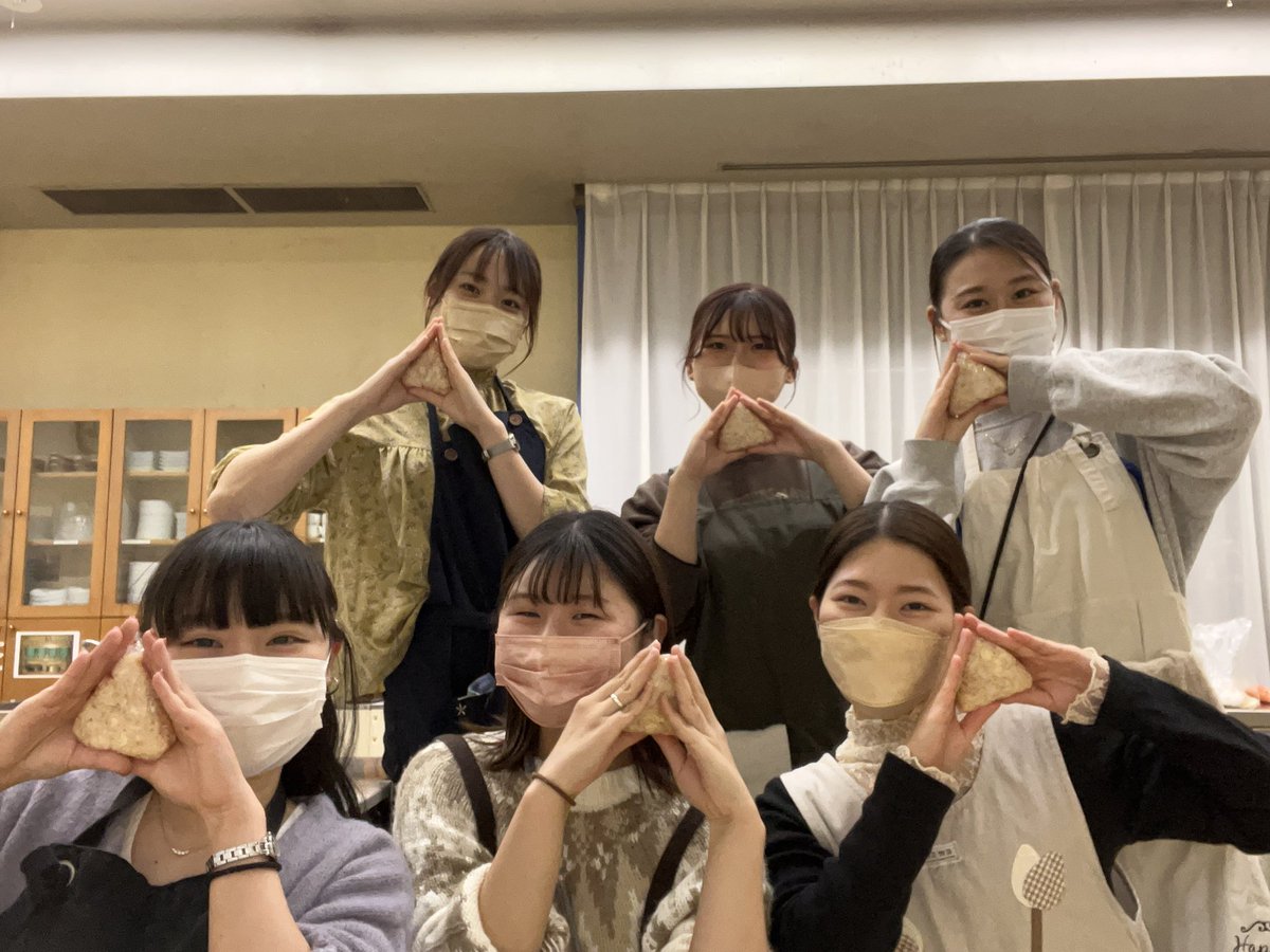 tft_ycu's tweet photo. こんにちは☀️
学習院大学さん@tftANCHOR_G 
大阪公立大学さん@futamaru_tft からバトンを受けとりました〜

みんなでチーズおかかおにぎりを作りました🍙

次の大学はこちら💁‍♀️
津田塾大学さん@Kibo_tsuda 
奈良女子大学さん@HUA_nwu 

#OnigiriAction #大学生おにぎリアクション https://t.co/v2QkArNOfr