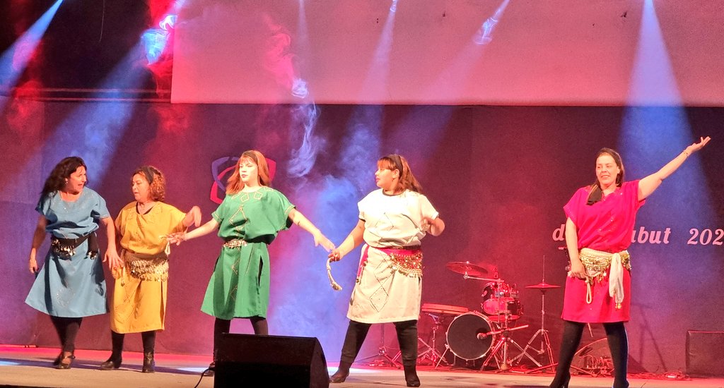 leandroespitw's tweet photo. Participando de la Velada Artística en la Asociación San David. Felicitaciones @galespatagonia por la organización. Felices 136 años Trelew!!! https://t.co/h8QneQYkXb