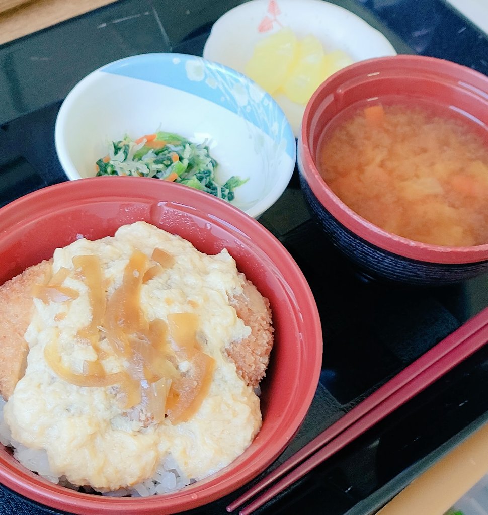 tikaki0702's tweet photo. そろそろお昼ですか？
こちらはカツ丼です。
美味しいよ😋
#お昼ご飯 https://t.co/76DAE2jRi5