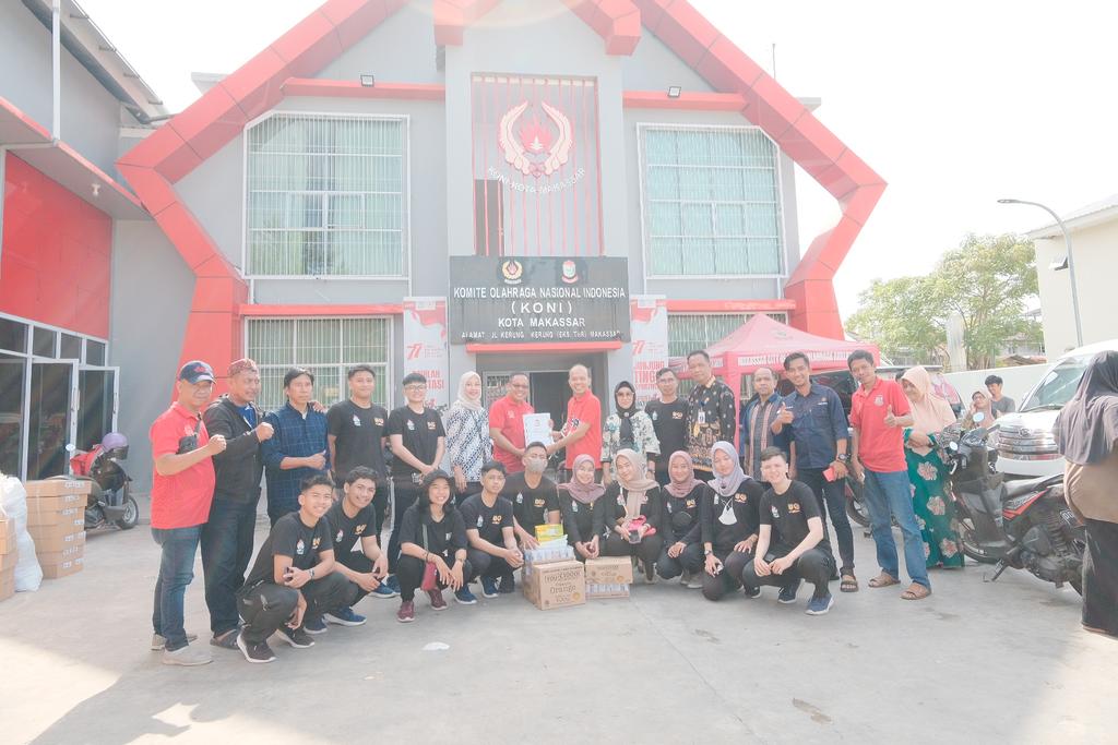 SetwanDPRDMks's tweet photo. Sekwan Kota Makassar, H. Dahyal bersama Ketua Bidang Pendidikan dan Penataan KONI Makassar, Indira Mulyasari Melepas Kontingen CABOR Karate Kota Makassar yg mengikuti Porprov VII XVII Sinjai-Bulukumba 2022. Kamis, 20/10/2022 di Kantor KONI Makassar. https://t.co/uy7TRZyUPB