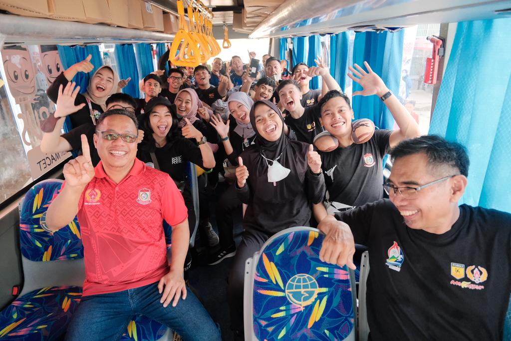 SetwanDPRDMks's tweet photo. Sekwan Kota Makassar, H. Dahyal bersama Ketua Bidang Pendidikan dan Penataan KONI Makassar, Indira Mulyasari Melepas Kontingen CABOR Karate Kota Makassar yg mengikuti Porprov VII XVII Sinjai-Bulukumba 2022. Kamis, 20/10/2022 di Kantor KONI Makassar. https://t.co/uy7TRZyUPB