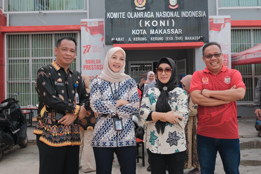 SetwanDPRDMks's tweet photo. Sekwan Kota Makassar, H. Dahyal bersama Ketua Bidang Pendidikan dan Penataan KONI Makassar, Indira Mulyasari Melepas Kontingen CABOR Karate Kota Makassar yg mengikuti Porprov VII XVII Sinjai-Bulukumba 2022. Kamis, 20/10/2022 di Kantor KONI Makassar. https://t.co/uy7TRZyUPB
