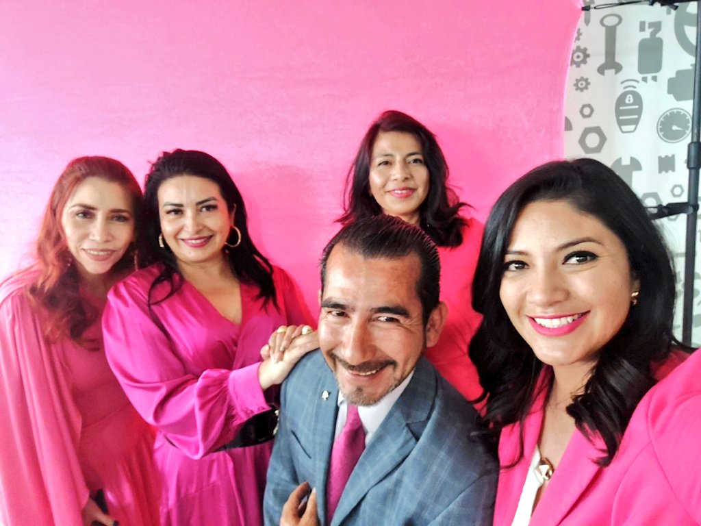 chrisguzmanj's tweet photo. Termino el día feliz de coincidir con mujeres maravillosas que se unen a la lucha contra el #CancerDeMama  en la Campaña #ContactoSálvate, convocada por @sofiapezzat.
Recuerda que una detección temprana, puede salvar tu vida
🎀🫶💗 https://t.co/xhslP31KsX