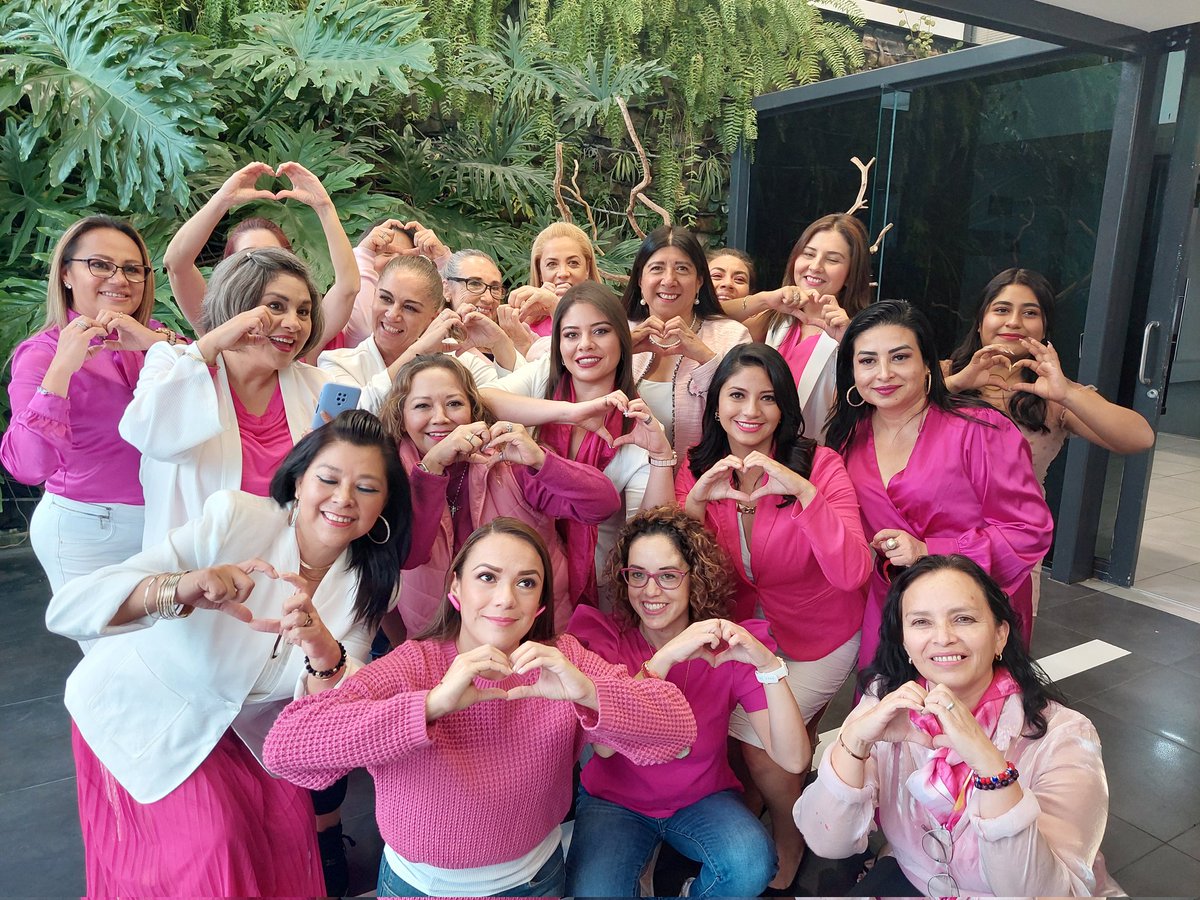 chrisguzmanj's tweet photo. Termino el día feliz de coincidir con mujeres maravillosas que se unen a la lucha contra el #CancerDeMama  en la Campaña #ContactoSálvate, convocada por @sofiapezzat.
Recuerda que una detección temprana, puede salvar tu vida
🎀🫶💗 https://t.co/xhslP31KsX