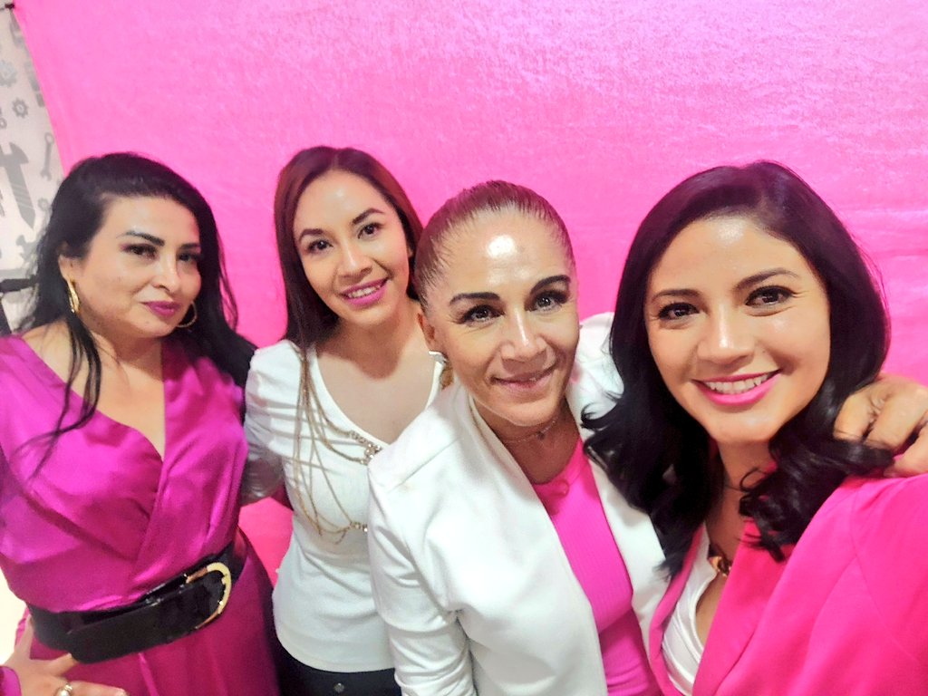chrisguzmanj's tweet photo. Termino el día feliz de coincidir con mujeres maravillosas que se unen a la lucha contra el #CancerDeMama  en la Campaña #ContactoSálvate, convocada por @sofiapezzat.
Recuerda que una detección temprana, puede salvar tu vida
🎀🫶💗 https://t.co/xhslP31KsX