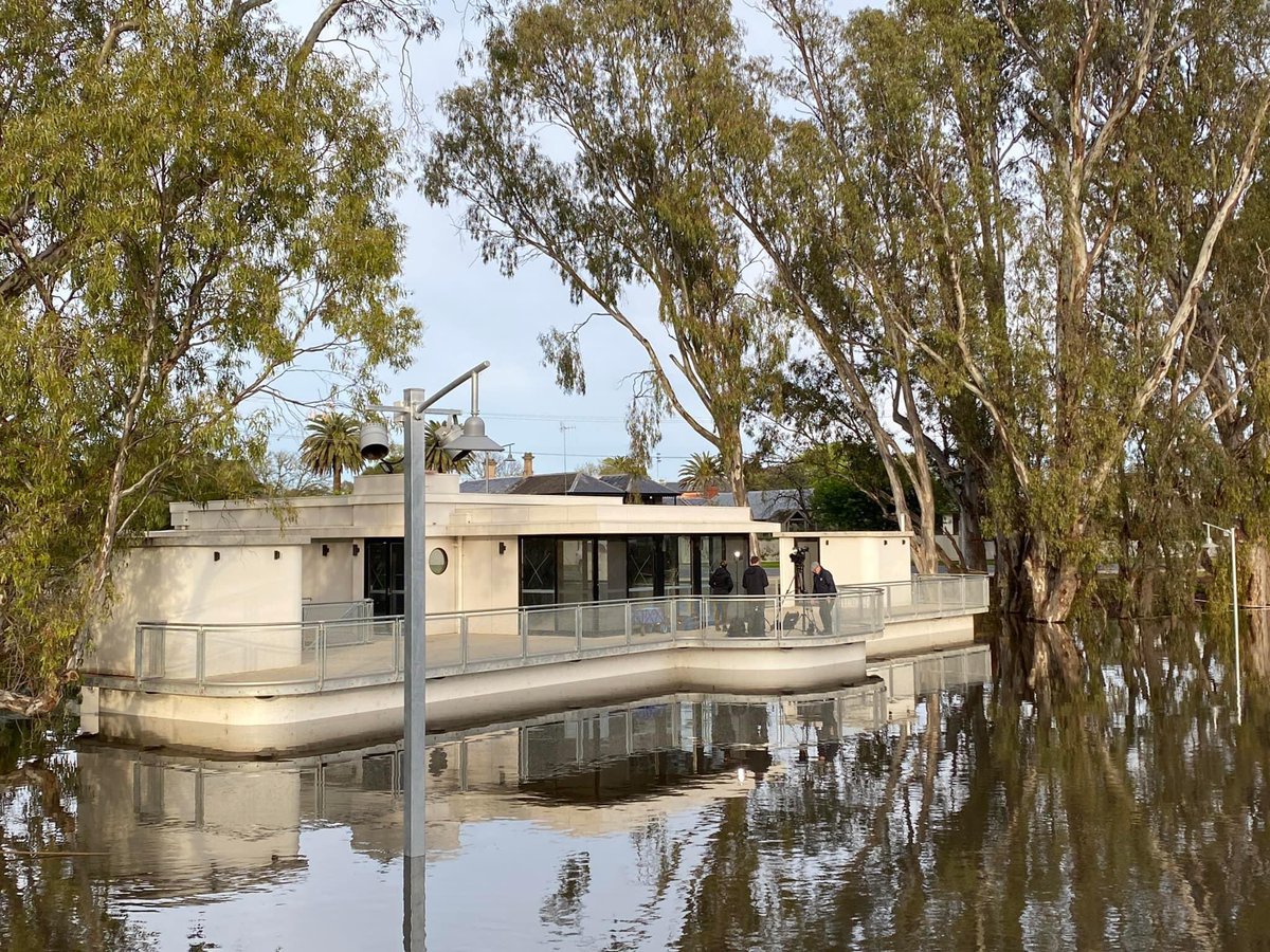 mjrowland68's tweet photo. The kiosk and canoe sheds on the Murray River, Echuca. Pre-flooding…Tuesday this week…and today. #vicfloods https://t.co/FEC2szeoZb