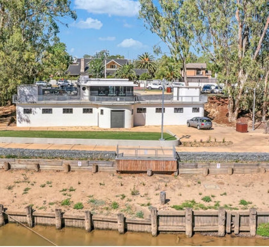 mjrowland68's tweet photo. The kiosk and canoe sheds on the Murray River, Echuca. Pre-flooding…Tuesday this week…and today. #vicfloods https://t.co/FEC2szeoZb