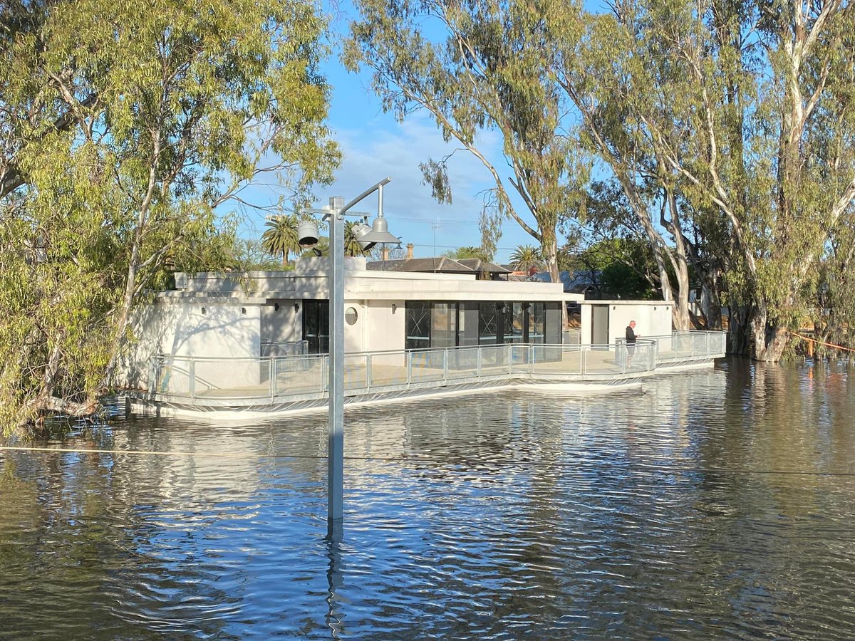 mjrowland68's tweet photo. The kiosk and canoe sheds on the Murray River, Echuca. Pre-flooding…Tuesday this week…and today. #vicfloods https://t.co/FEC2szeoZb