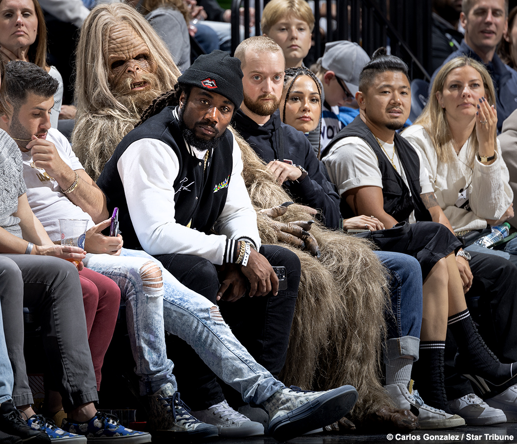 CarlosGphoto's tweet photo. Minnesota Vikings running back Dalvin Cook watched the Timberwolves beat the Oklahoma City Thunder 115-108 at Target Center on Wednesday night. #Twolves https://t.co/APSkaJzNgi