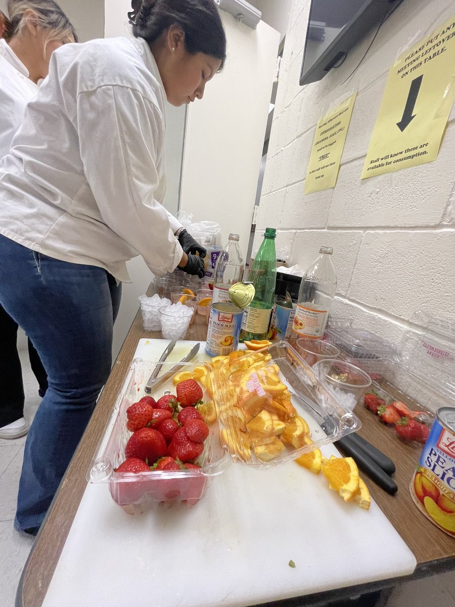 Chef_McCoy's tweet photo. What an amazing night! The MHS Culinary Arts Student had the pleasure of catering the Edgewood Lion’s Fall Social. We had such a good time! Happy Birthday Mr. Rourke A.K.A. Lion Mike! #theyworkhard #nodaysoff #cuttingedge #wecater @EISD_CTE https://t.co/4E4z4DGeM7