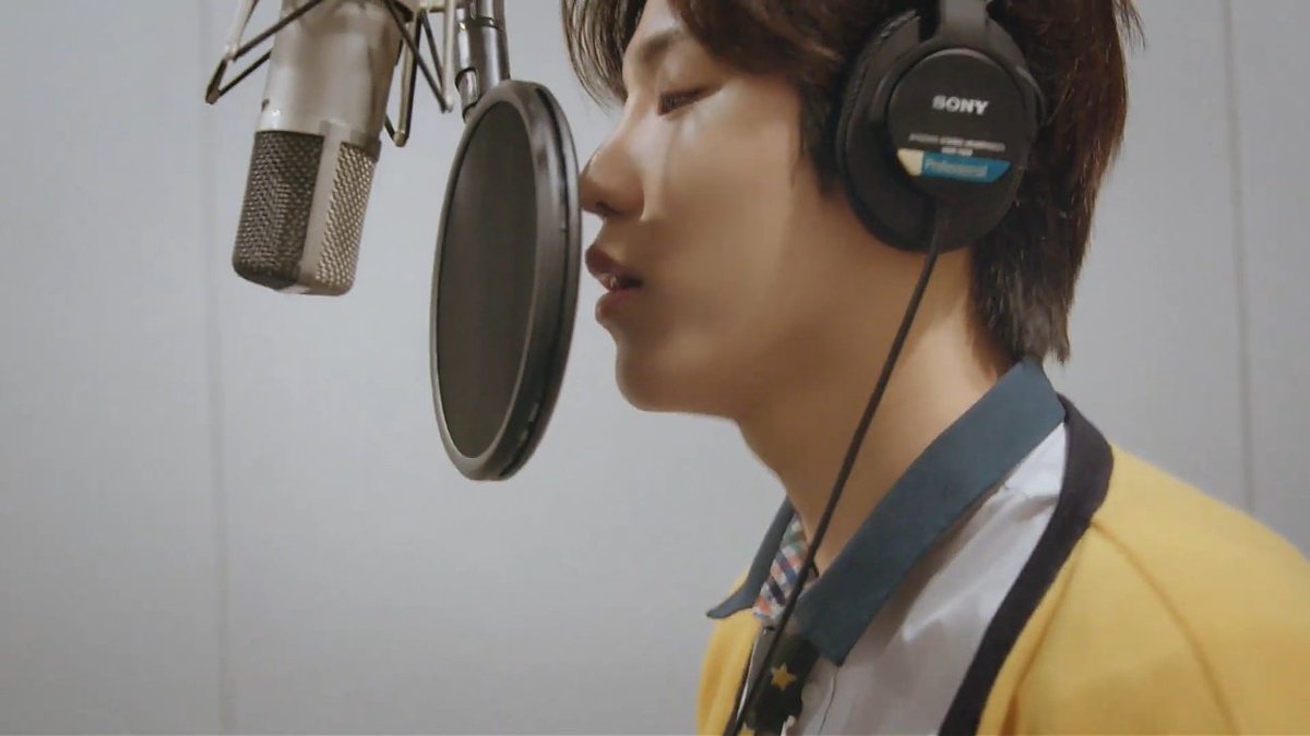 jwooxwoopy's tweet photo. jeongwoo wearing his school uniform in recording studio is so him 🥹 https://t.co/Lopv5sJg4E