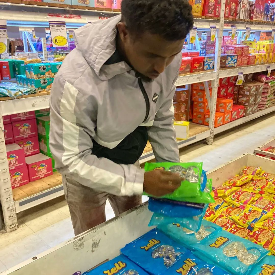 zeli_candy's tweet photo. Packets on packets on packets 💙😋get yours! Go to the nearest retail store or order Online at https://t.co/s78Oe8cAkx 🔥
#makroonline #zelicandy #zelisweets🇿🇦 https://t.co/fIbNzMAb3v