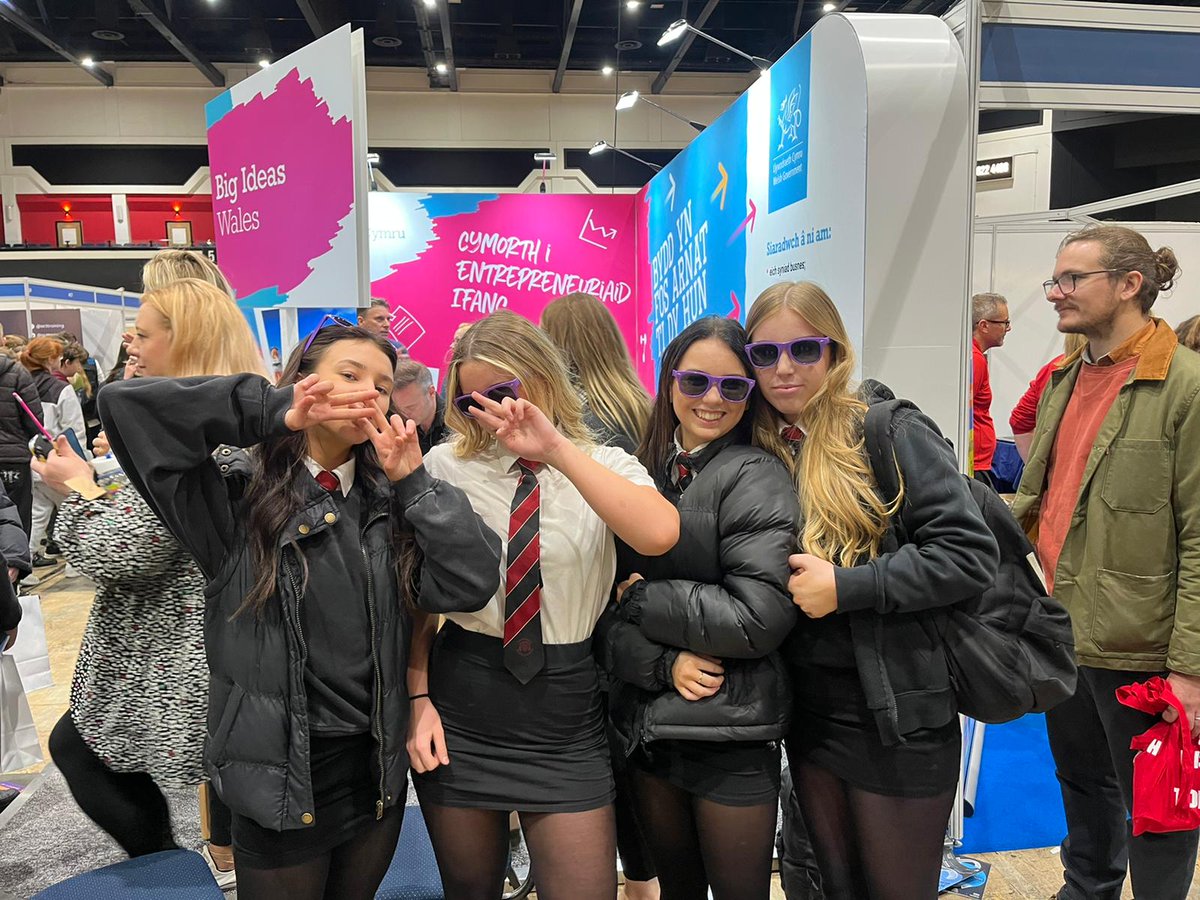 Brilliant work by the ladies from <a href="/CNSRCT/">Cardinal Newman RCT</a> on the #chairchallenge at <a href="/SkillsCymru/">SgiliauCymru | SkillsCymru</a> with <a href="/BigIdeasWales/">Big Ideas Wales</a> and @GemHallett  💪💪  Smiles all around!