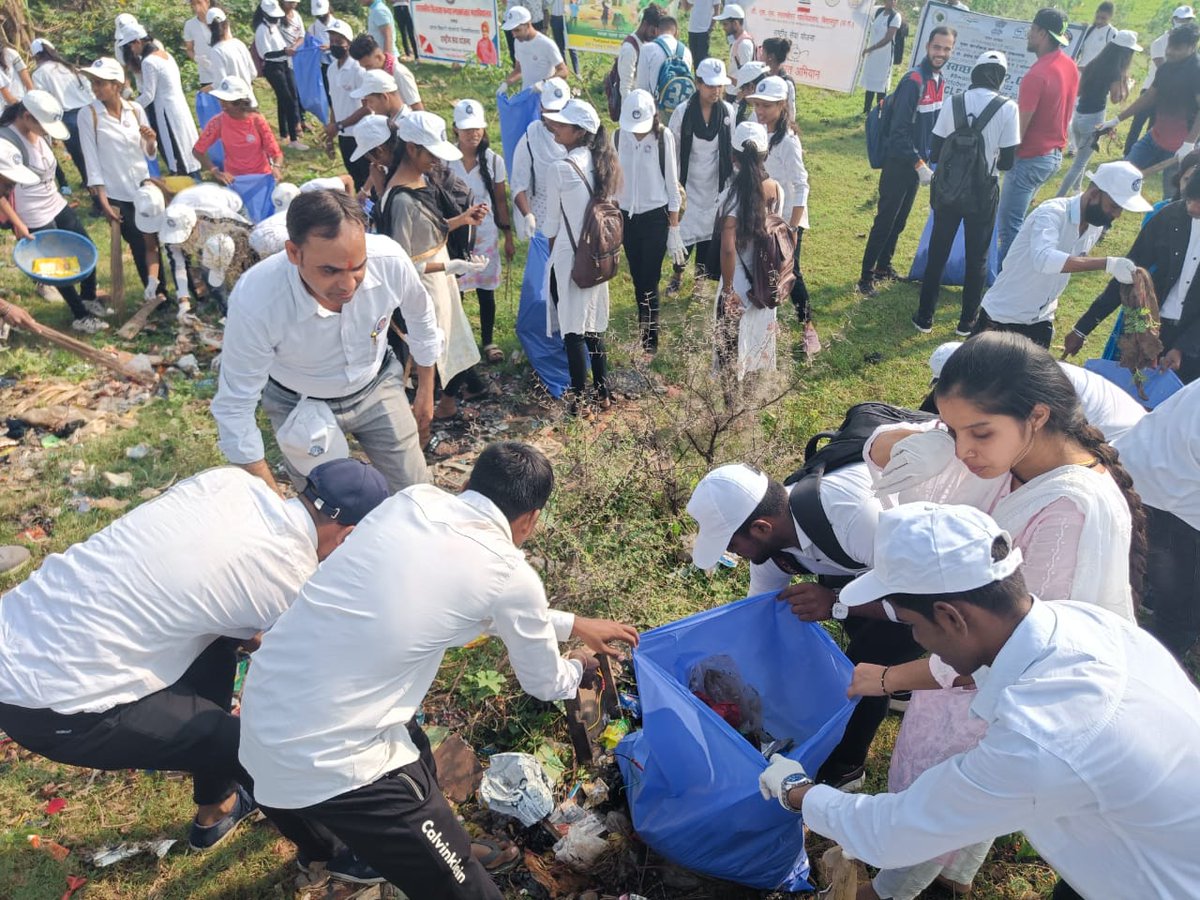 YASMinistry's tweet photo. The volunteers of the NSS Unit of Atal Bihari Vajpayee University, Bilaspur, Chhattisgarh, carried out a university-level Mega Cleanliness Drive under #SwachhBharat2022.
#CleanIndia2 https://t.co/nmUQniQvhd