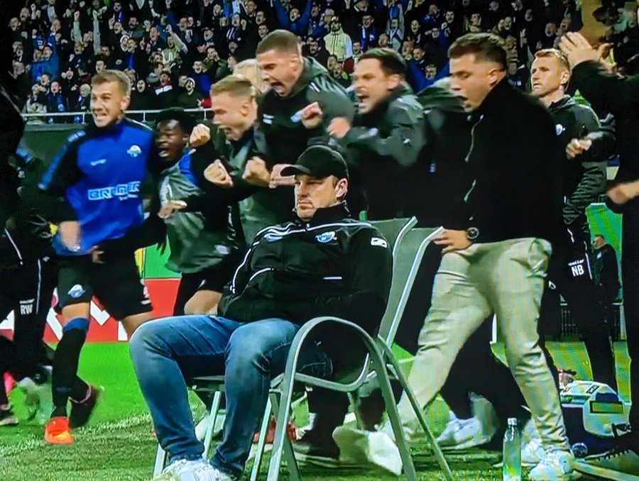 JamieBVB30's tweet photo. me when Dortmund wins the league but Meunier, Can and Hazard are still roaming the club. https://t.co/86drPSyccU