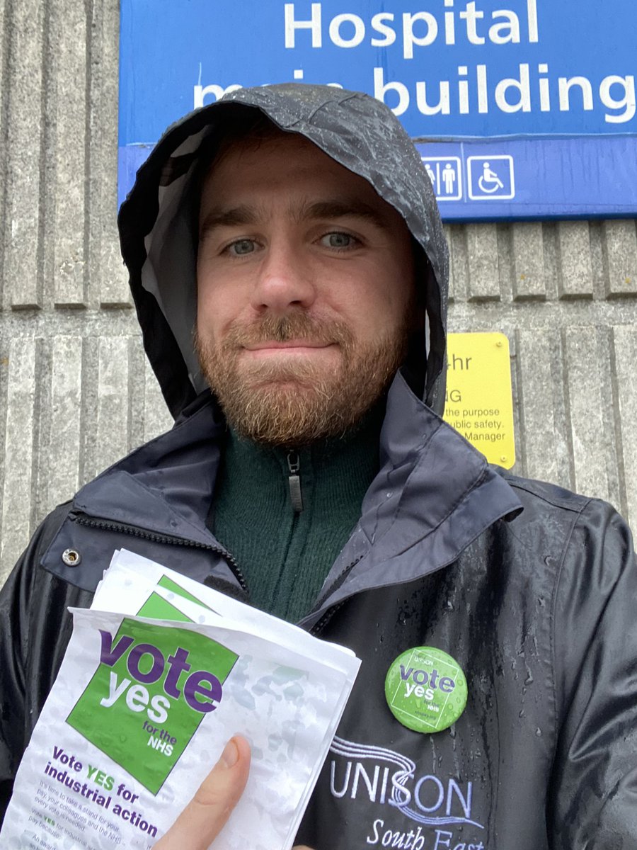 paddy_emond's tweet photo. Sun, rain, or shine - we organise ✊🏻

#soggyleaflets @UNISONSE #VOTEYESFORNHS https://t.co/T7O5liMgBh
