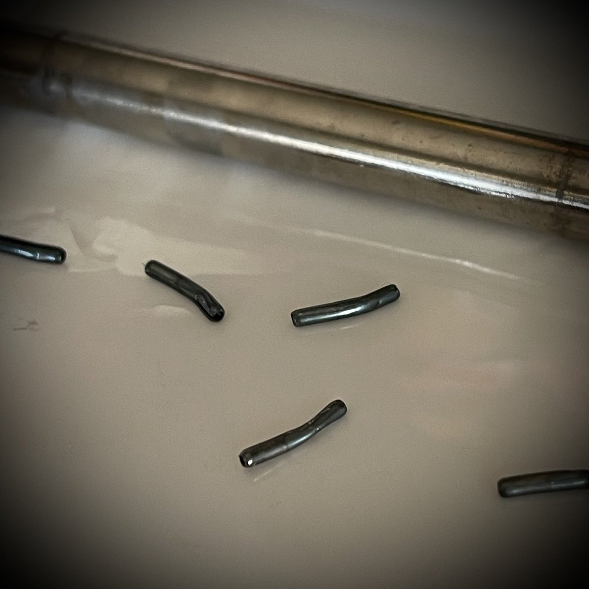 Paolo0823's tweet photo. 純正シャフトのピンはどうやって抜いてもこうなりますので、後戻りは出来ません(苦笑)個人的にはアームの可動域が広がったのは大きい！弦交換の効率は格段にUP！ボールエンドの接地面が大きくなったので音の分離感も良くなった感じ！
#Callaham #カラハム #Bigsby https://t.co/ONjJJX5J1R