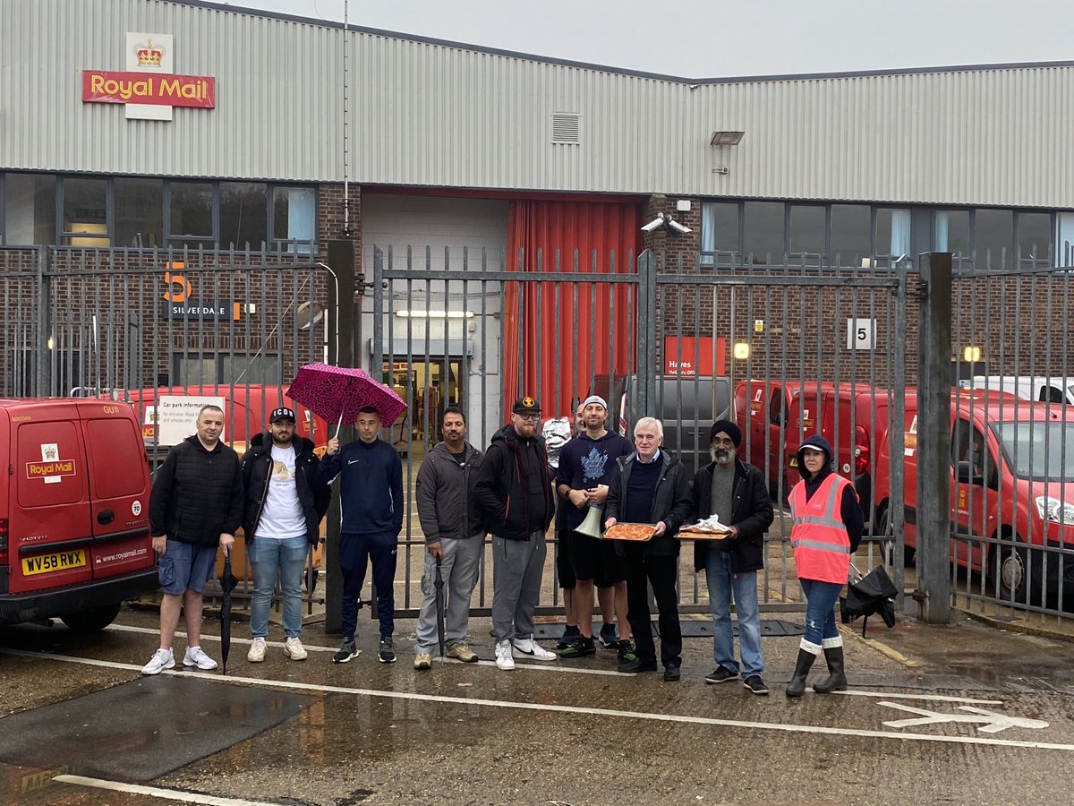 Pizzas on the Picket line. One of our ⁦<a href="/CWUnews/">CWU</a>⁩ members of Italian origin brings delicious home made pizzas for breakfast to picket line in Hayes this morning. Strike solid. ⁦<a href="/CWUnews/">CWU</a>⁩ members absolutely determined. Solidarity