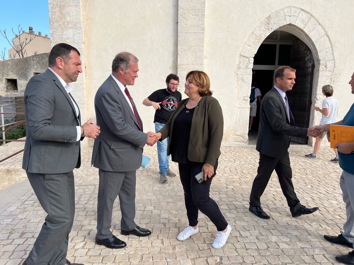 Prefet2A's tweet photo. Signature par le préfet de Corse Amaury de SAINT-QUENTIN et le maire de Bonifacio Jean-charles ORSUCCI du contrat de projet dans le cadre du #PTIC par lequel l’État s'engage aux côtés de la commune dans la rénovation de ses remparts vieux de 900 ans ! https://t.co/5f2XTJuOY5