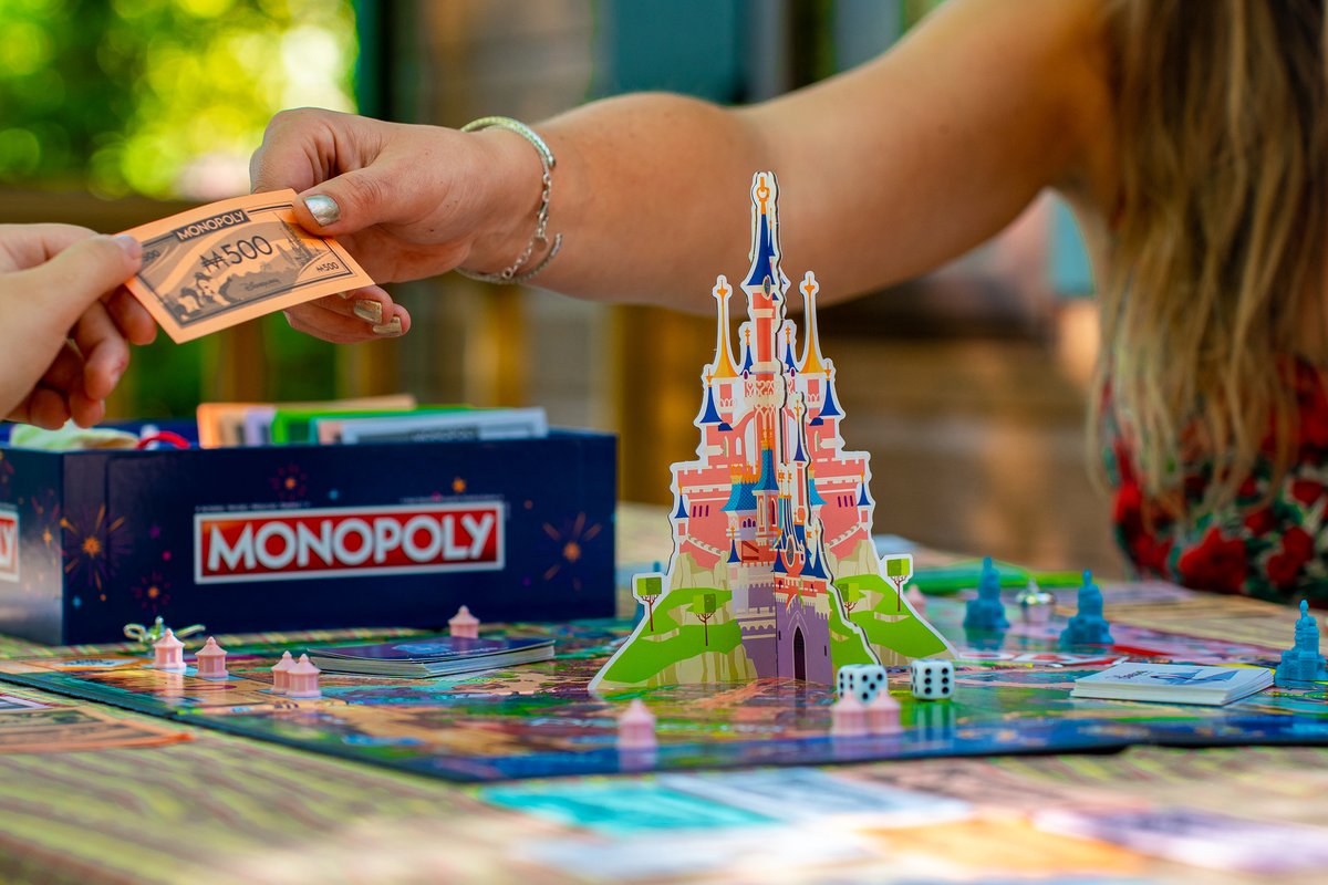 DisneylandParis's tweet photo. Vous avez toujours rêvé d'être propriétaire de votre attraction préférée ? 🤩
C’est désormais possible grâce au tout nouveau Monopoly, édition 30e Anniversaire ! 🎲✨ https://t.co/xyK7gmo1fv