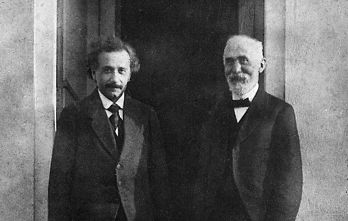 Dit weekend kun je natuurlijk ook weer mee met De Lorentz Formule, de spannende theatrale tour over Nobelprijswinnaar Hendrik Antoon Lorentz (1853-1928). Het speelt zich af in zijn lab, waar ook Einstein ooit op bezoek was!