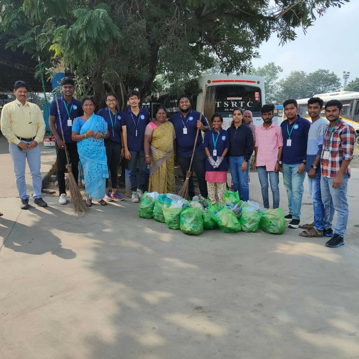 NSS_Griet's tweet photo. On 19th October,Team NSS has taken part in  "CLEAN  INDIA  CAMPAIGN " at miyapur bus depot and saraswati temple-kphb.NSS volunteers undertaken  cleaning  activities at public places actively. It was a successfull event.

@_NSSIndia https://t.co/hVcTFQg6sc