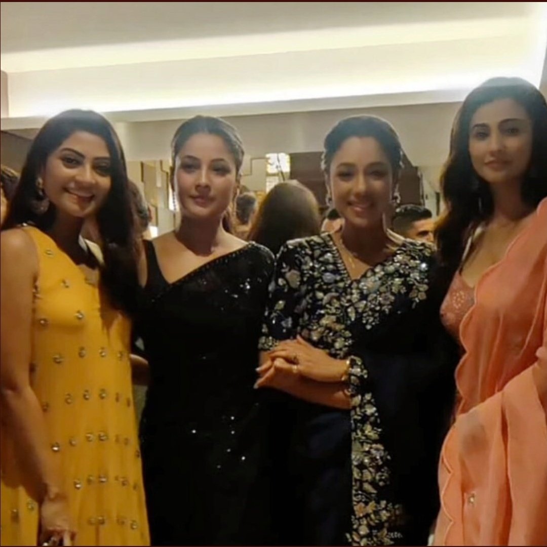 LoveableSidNaaz's tweet photo. Sana With Rupali Ganguly ✌️
#ShehnaazGill #SidNaaz https://t.co/5mbrwViKnP