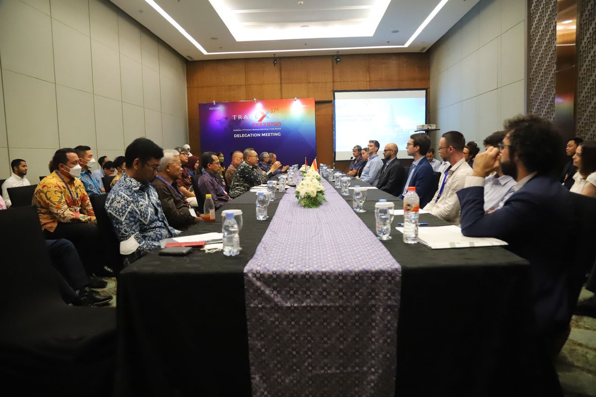 ZUL_Hasan's tweet photo. Hari kedua Trade Expo Indonesia, menerima Dubes RI untuk Spanyol dalam business dialogue Indonesia-Spanyol.

Pertemuan dihadiri delegasi pelaku usaha Spanyol, Pelaku Usaha Indonesia, serta Kadin Indonesia.

Hubungan diplomatik antara RI &amp; Spanyol sudah dimulai 46 tahun lalu. https://t.co/5fBymaln2K