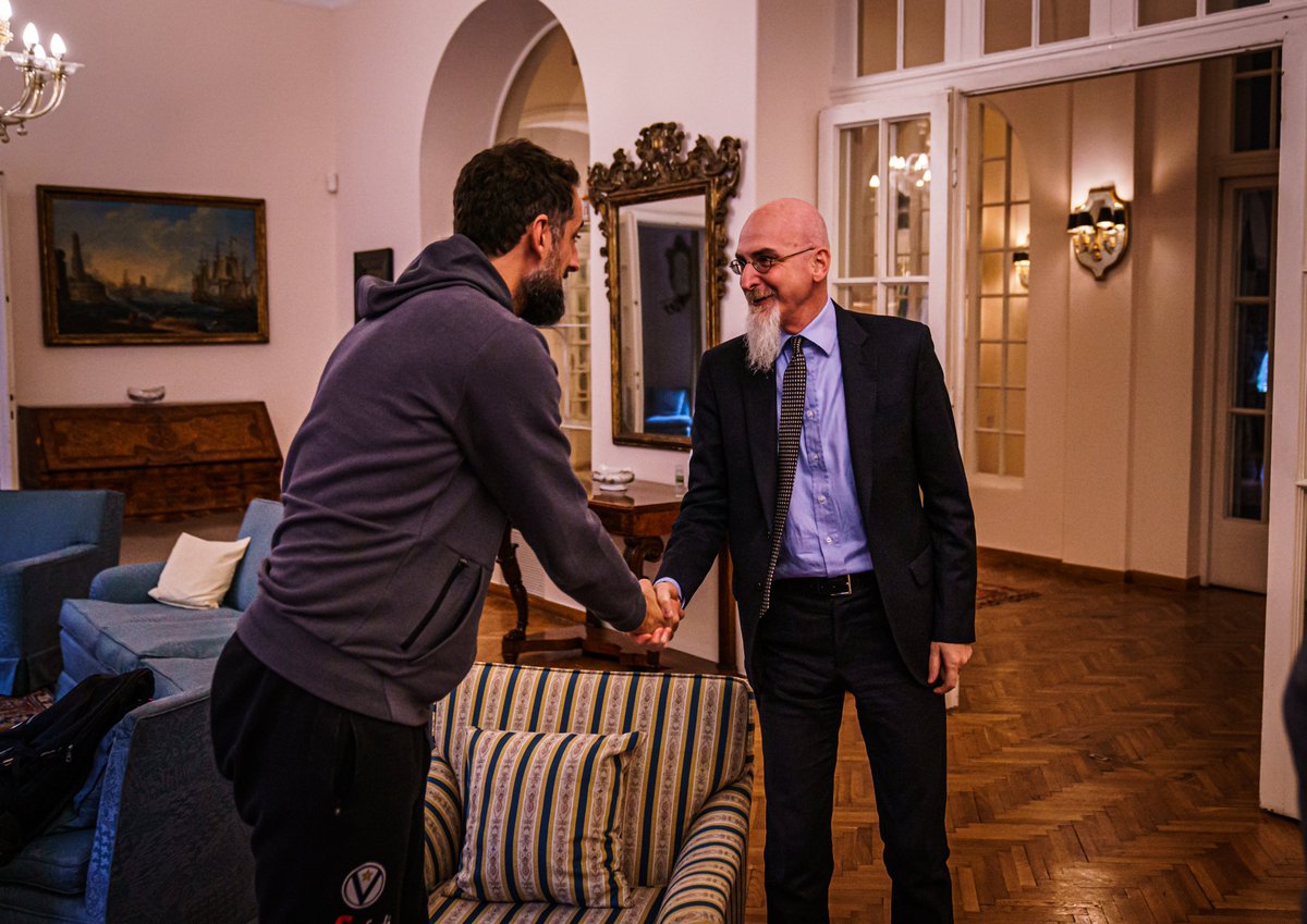 gori_luca's tweet photo. Incontro d'eccezione a #Bircaninova9 con il capitano della Virtus Bologna @virtusbo Marco #Belinelli ed il club manager Miro De Giuli @mirodegiuli arrivati a Belgrado per l'incontro di @EuroLeague contro il @PartizanBC di questa sera. In bocca al lupo da @ItalyinSerbia ! https://t.co/7Kp30Si6bz