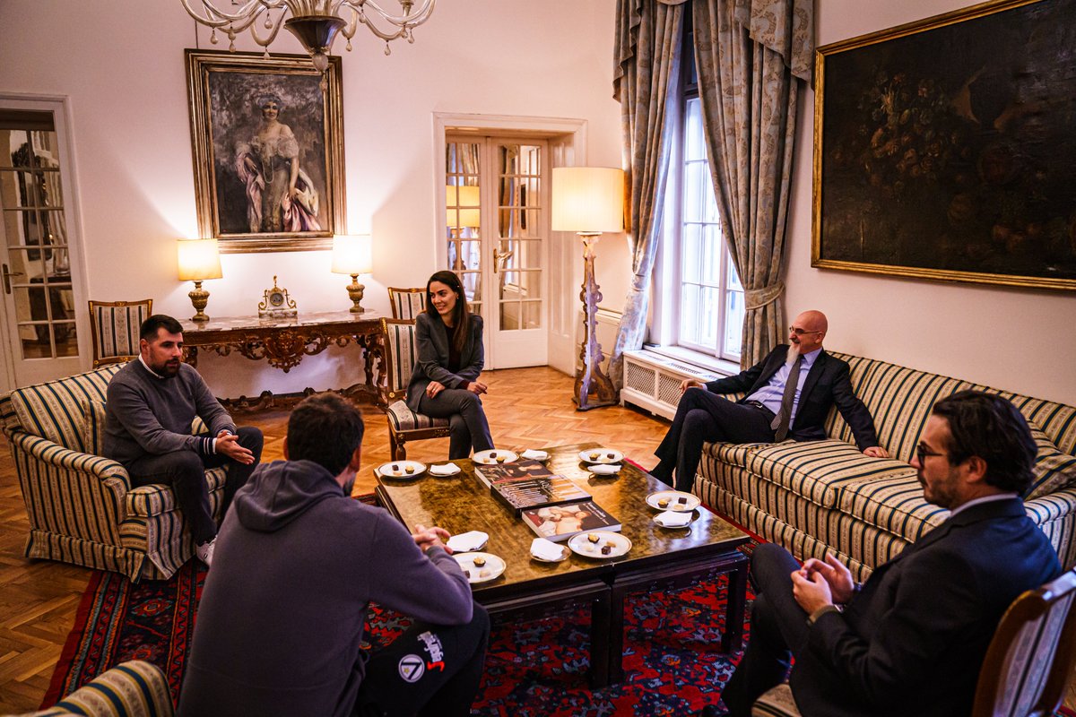 gori_luca's tweet photo. Incontro d'eccezione a #Bircaninova9 con il capitano della Virtus Bologna @virtusbo Marco #Belinelli ed il club manager Miro De Giuli @mirodegiuli arrivati a Belgrado per l'incontro di @EuroLeague contro il @PartizanBC di questa sera. In bocca al lupo da @ItalyinSerbia ! https://t.co/7Kp30Si6bz
