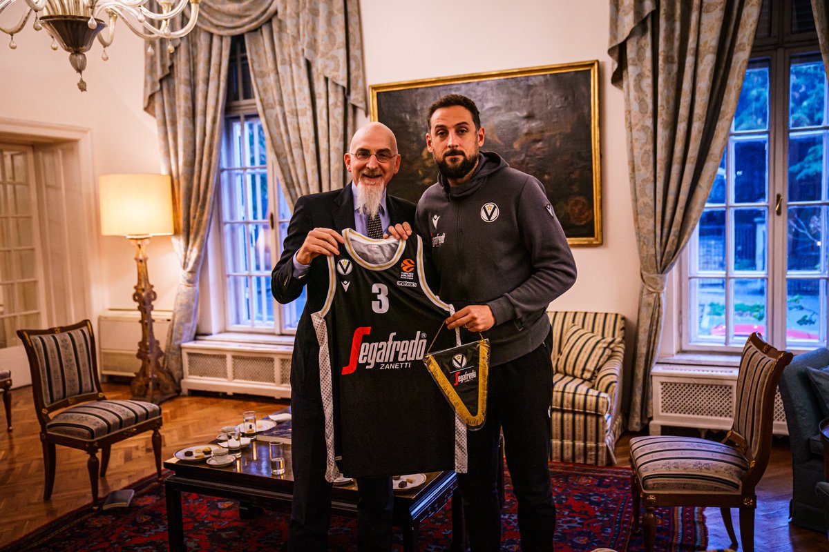 Incontro d'eccezione a #Bircaninova9 con il capitano della Virtus Bologna <a href="/virtusbo/">Virtus Bologna</a> Marco #Belinelli ed il club manager Miro De Giuli <a href="/mirodegiuli/">Miro De Giuli</a> arrivati a Belgrado per l'incontro di <a href="/EuroLeague/">EuroLeague</a> contro il <a href="/PartizanBC/">KK Partizan Mozzart Bet</a> di questa sera. In bocca al lupo da <a href="/ItalyinSerbia/">Italy in Serbia</a> !