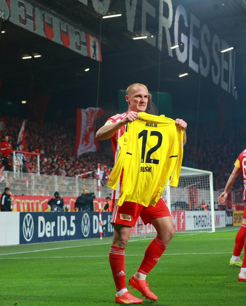 JakobBusk12's tweet photo. 1/2 
Hallo Leute,
Nach dem gestriegen Spiel haben viele gefragt wieso @svenmichel11 und die Mannschaft meine Trikot hochgehalten haben. Ich und meine Familie hatte gerade eine sehr schwere Zeit, denn mein Sohn Carlo wurde zum 3. Mal in seiner kurzes leben Operiert. https://t.co/38FpCznoG1