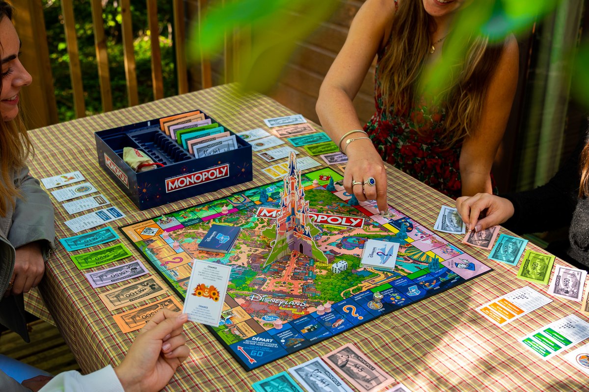 DisneylandParis's tweet photo. Vous avez toujours rêvé d'être propriétaire de votre attraction préférée ? 🤩
C’est désormais possible grâce au tout nouveau Monopoly, édition 30e Anniversaire ! 🎲✨ https://t.co/xyK7gmo1fv