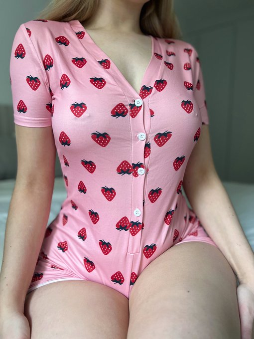 1 pic. Sweet like a strawberry https://t.co/692hJSDXpl