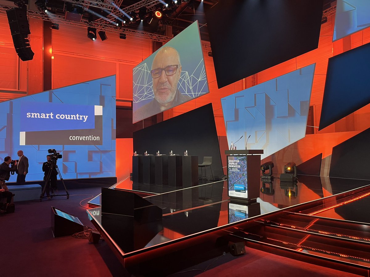 Der dritte Tag der #SCCON22 ist eröffnet! Mit einer Keynote von <a href="/m_hauswirth/">Manfred Hauswirth</a> (<a href="/fraunhoferfokus/">Fraunhofer FOKUS</a>) zur #Datensouveränität geht es auf der Plaza Stage los.