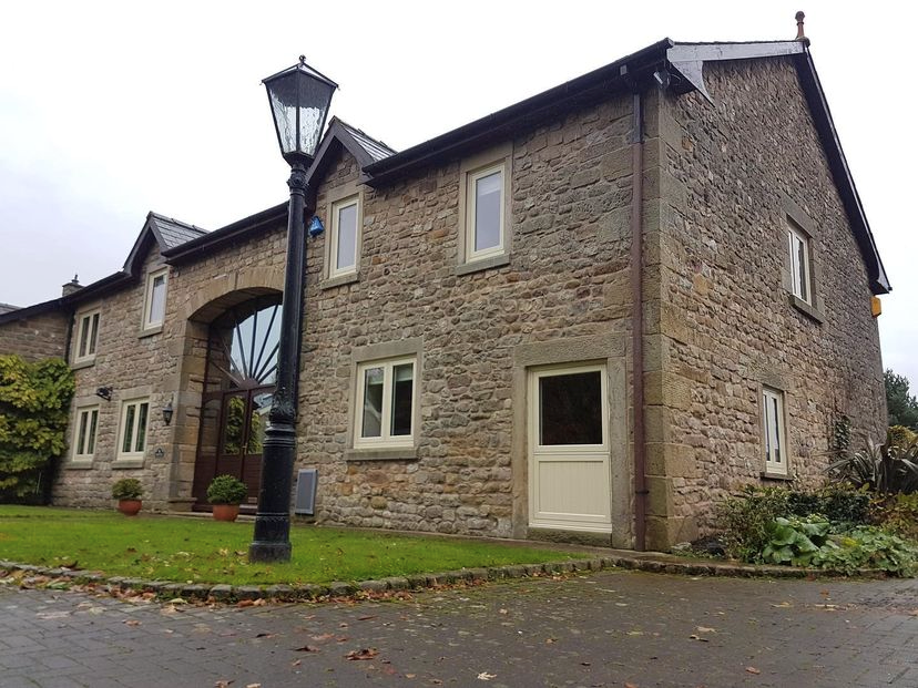 residence9's tweet photo. #ThrowbackThursday  
😍Came across this little beauty - what a wonderful home featuring our Residence Collection windows❤️

🛠️Installed by @mcdermottwindow 
✨Start your #myresidence journey https://t.co/6ER422qG8u

#residencecollection #timberalternativewindows #countrylife https://t.co/C0ymN8z9NW